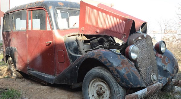 69 yıllık klasik otomobil asfalt yolu gözlüyor 