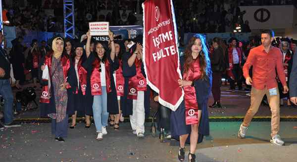 Açıköğretimde mezuniyet coşkusu