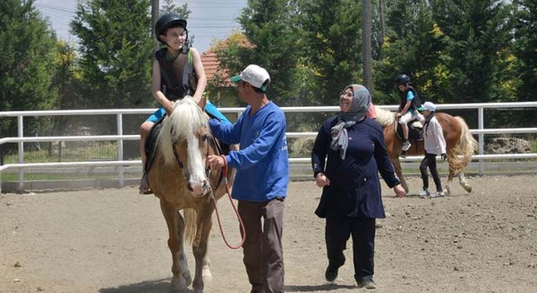 Adaptif binicilik programı sürüyor