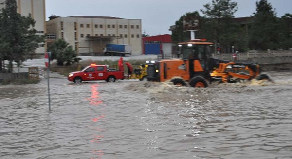 Afyon-Denizli yolunu sel vurdu