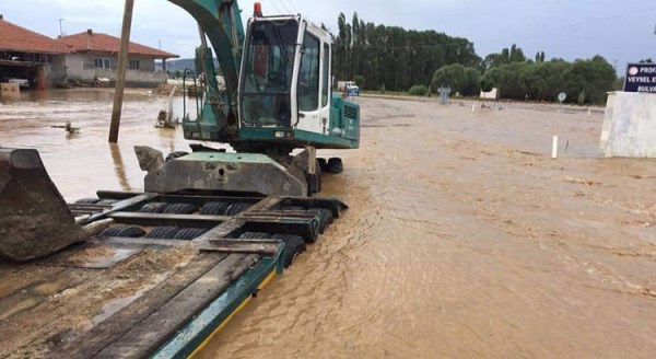 Afyonkarahisar’da sel hayatı felç etti