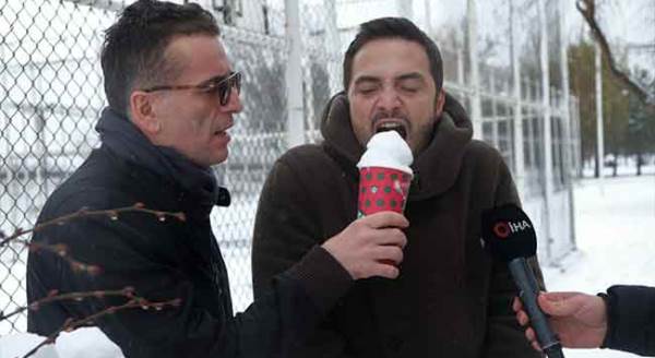 Ahmet Kural ile Murat Cemcir'in Eskişehir'de kartopu keyfi