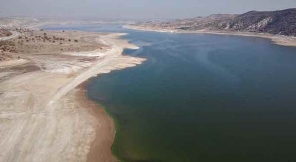 Alarm veriyor! Sular 18 metre çekildi!