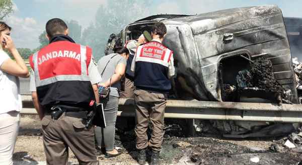 Alev alan TIR'ın şoförü yanarak öldü!