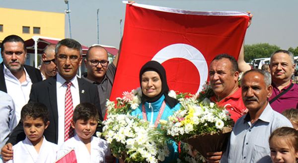 Altın kız Eskişehir'de törenle karşılandı