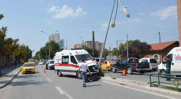 Ambulans yoldan çıktı direğe çarptı