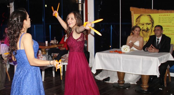 Anne-baba düğün yaptı kızları göbek attı