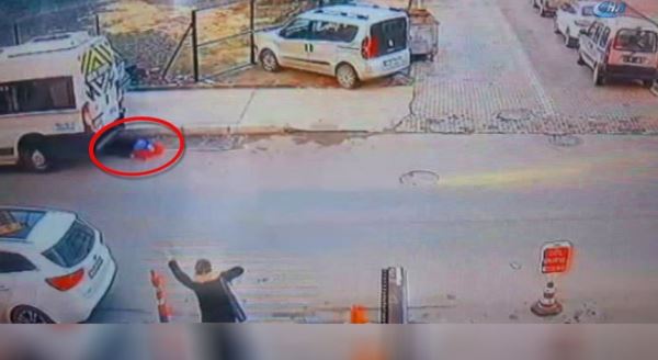 Anne ve bebeği servisin altında kaldı!