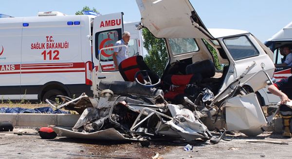 Araç paramparça oldu: 4 ölü