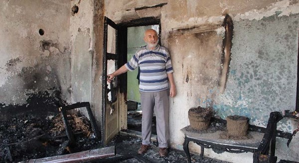 Arıları kovalarken evi yaktı!