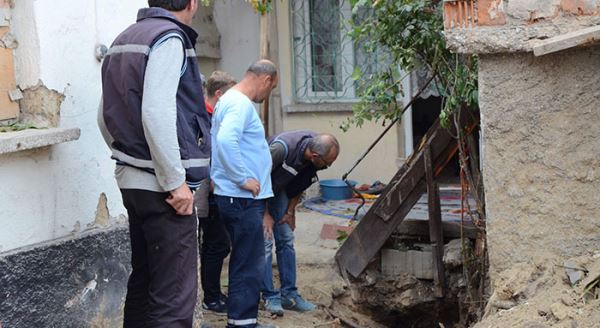 Arkadaşını para için öldürüp bahçeye gömdü!