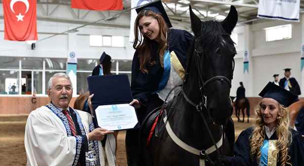 At üzerinde kep atarak mezun oldular