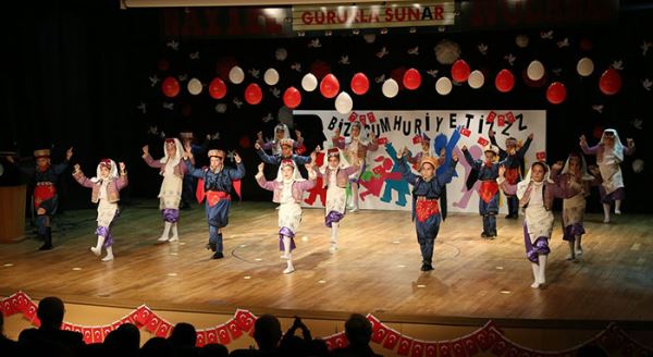 Atatürk çocuklarından coşkulu Cumhuriyet Bayramı kutlaması