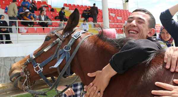 Atlı terapi ile özgüven kazanıyorlar