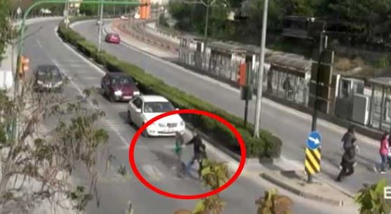 Babasının yanından fırlayan çocuğa otomobil çarptı