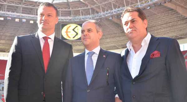 Bakan Kılıç yeni stadı gezdi