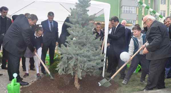 Bakanlar öğrencilerle birlikte fidan dikti