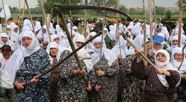 Baltalı, tırpanlı, yol kapattılar
