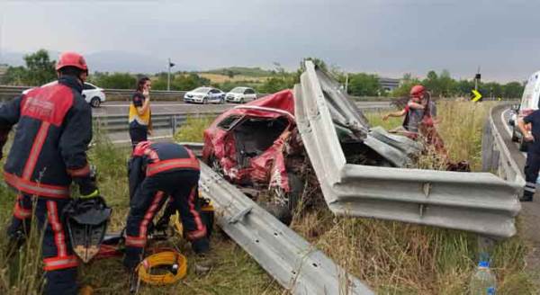 Bariyerlere saplanan otomobil 2 kişiye mezar oldu