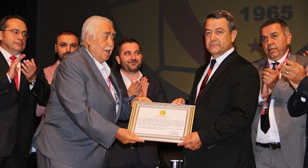 Başkan Sinan Özeçoğlu mazbatasını aldı