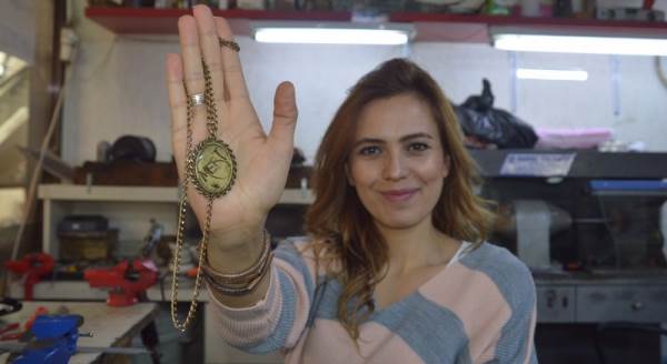 Bebek ve çocuk saçından kolye yapıyor