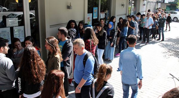 Bin 200 genç kapıda kuyruğa girdi