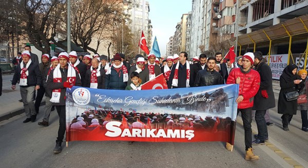 Binlerce genç şehit dedeleri için yürüdü
