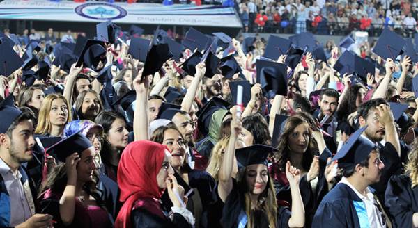 Binlerce öğrencinin mezuniyet coşkusu