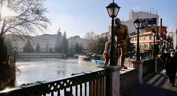 Bir Eskişehir klasiği: Porsuk Çayı’nın yüzeyi...