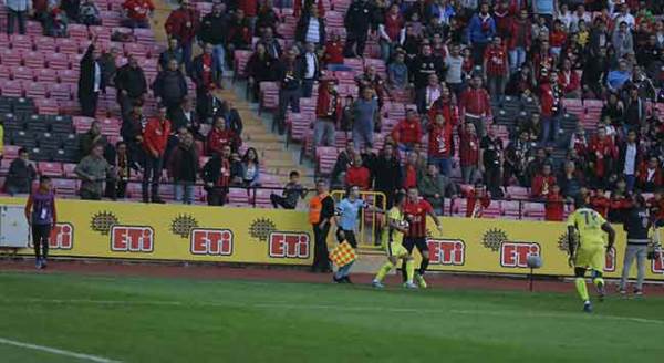 Bu saniyeden sonra saha karıştı!