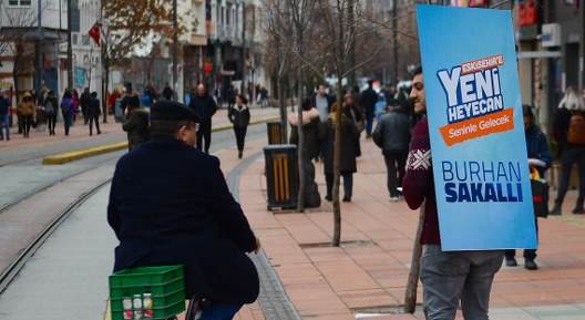 Burhan Sakallı'nın yürüyen billboardları ilgi çekti