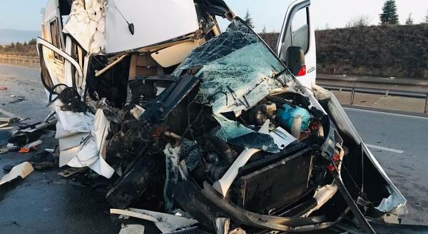Bursasporlu tarafları taşıyan minibüs kaza yaptı: 17 yaralı