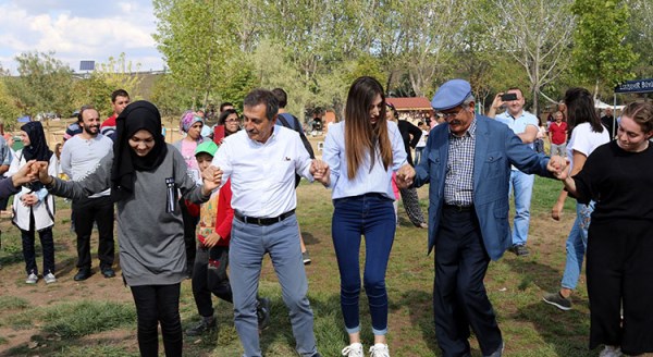Büyükerşen yayla şenliğinde horon oynadı