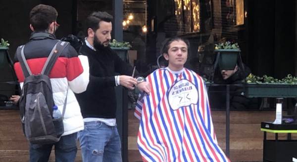 Cadde ortasında tıraş keyfi