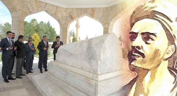 Çelik Yunus Emre'nin kabrini ziyaret etti