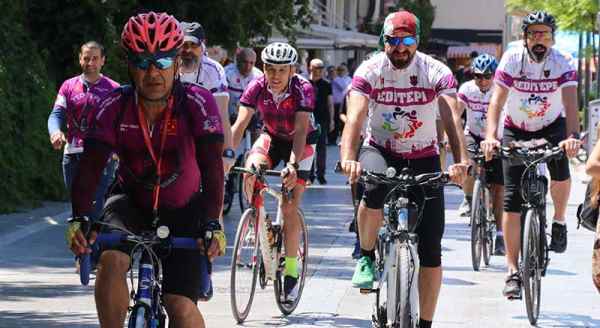 Çibörek yemeye bisikletle gelmişlerdi!