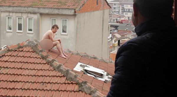 Çırılçıplak çatıya çıktı!