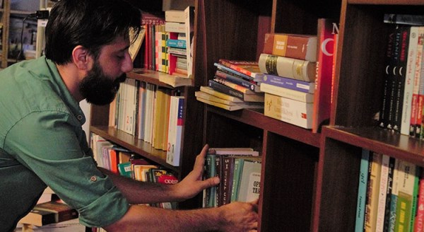 Çocuklar için çöpten kitap topluyor