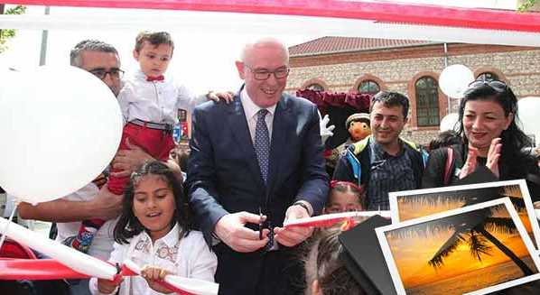 ÇOCUKLAR MEYDANLARI ŞENLENDİRDİ