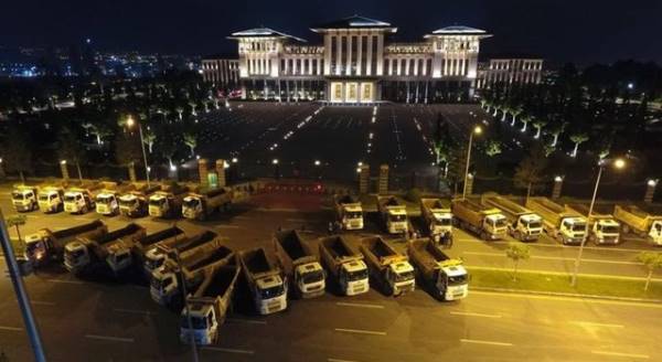 Cumhurbaşkanı Erdoğan, esnafla iftarda buluştu