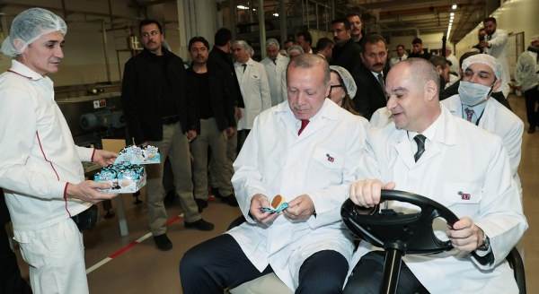 Cumhurbaşkanı Erdoğan ETİ fabrikasını ziyaret etti
