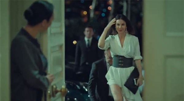 Defne Samyeli ilk bölümde rüzgarın azizliğine uğradı!