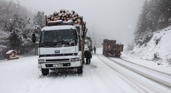 Domaniç'te ulaşıma kar engeli
