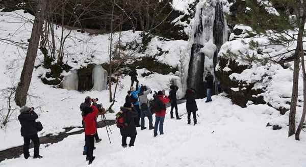 Donan şelale turizmcilerin ilgi odağı oldu