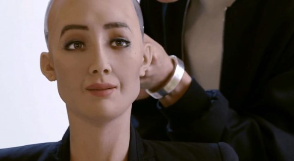 Dünyanın ilk vatandaş robotu Türkiye'ye geliyor