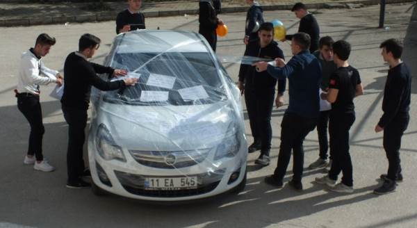 Emekliye ayrılan öğretmene "şakalı" uğurlama