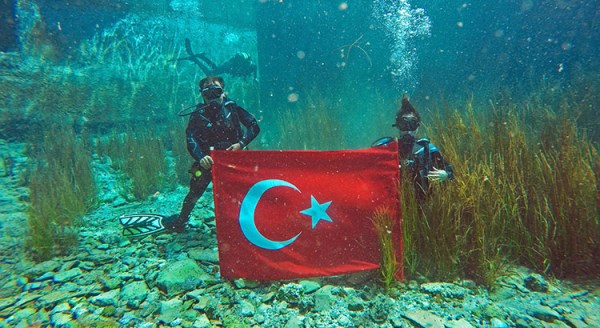 Emine Nur Günay su altında kutladı