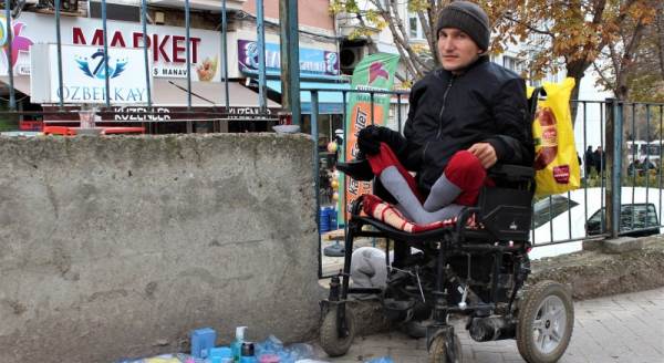 Engelli gencin hayat mücadelesi yürek burktu