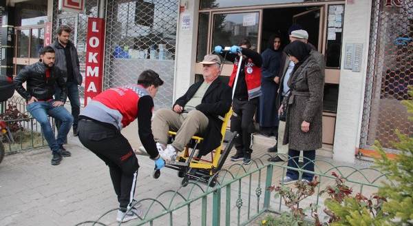 Engelli seçmenler sandığa taşındı