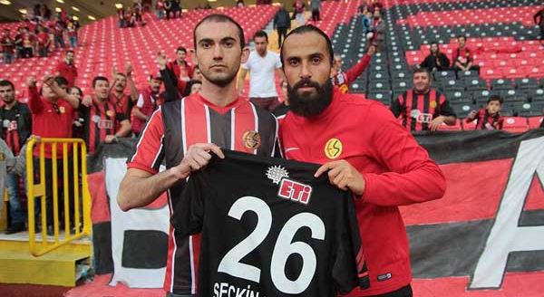 Erkan Zengin'den anlamlı hediye!